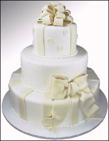 Plain wedding cake to be decorated